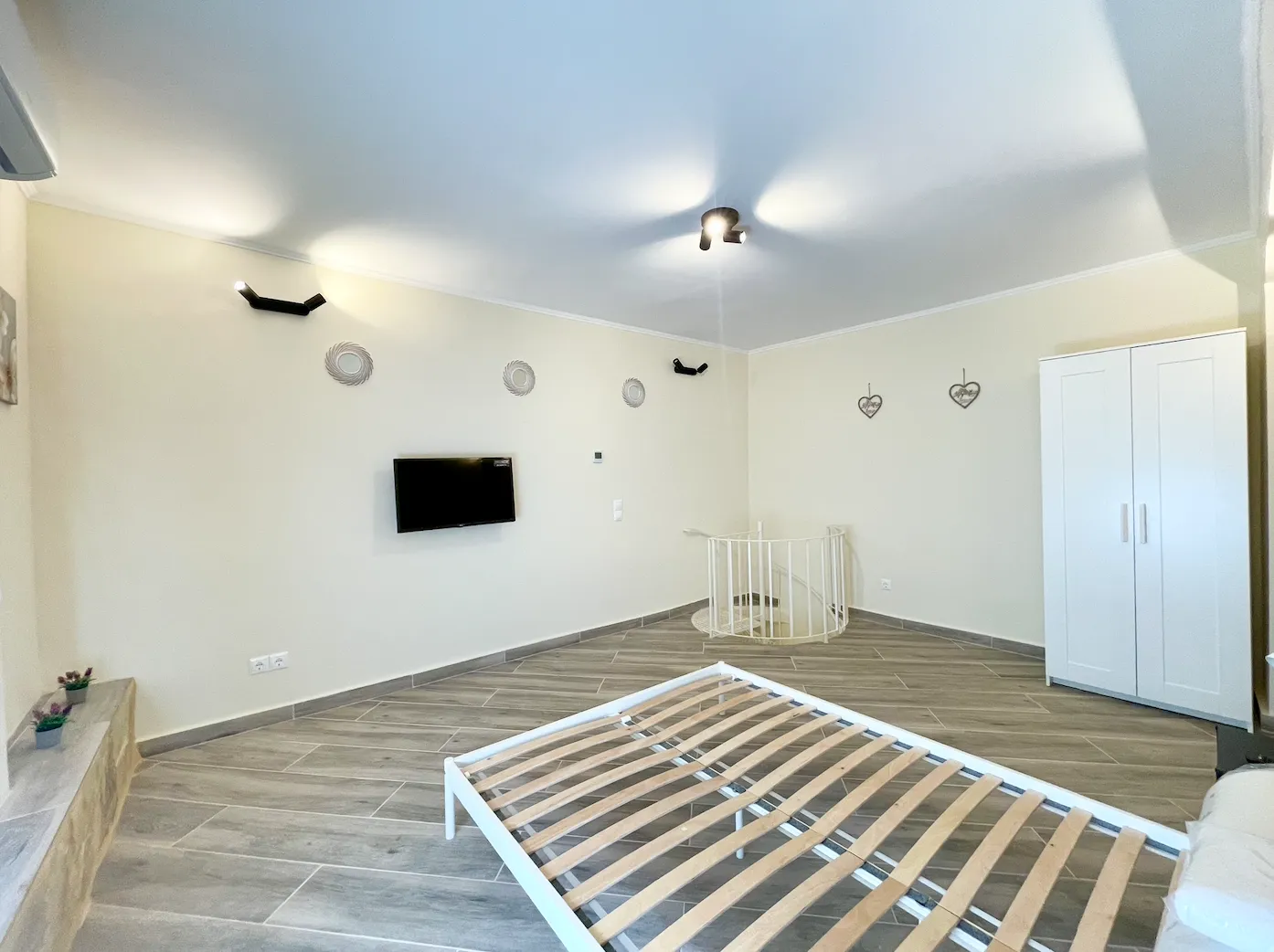 Spacious Bedroom Loft Apartment — 3