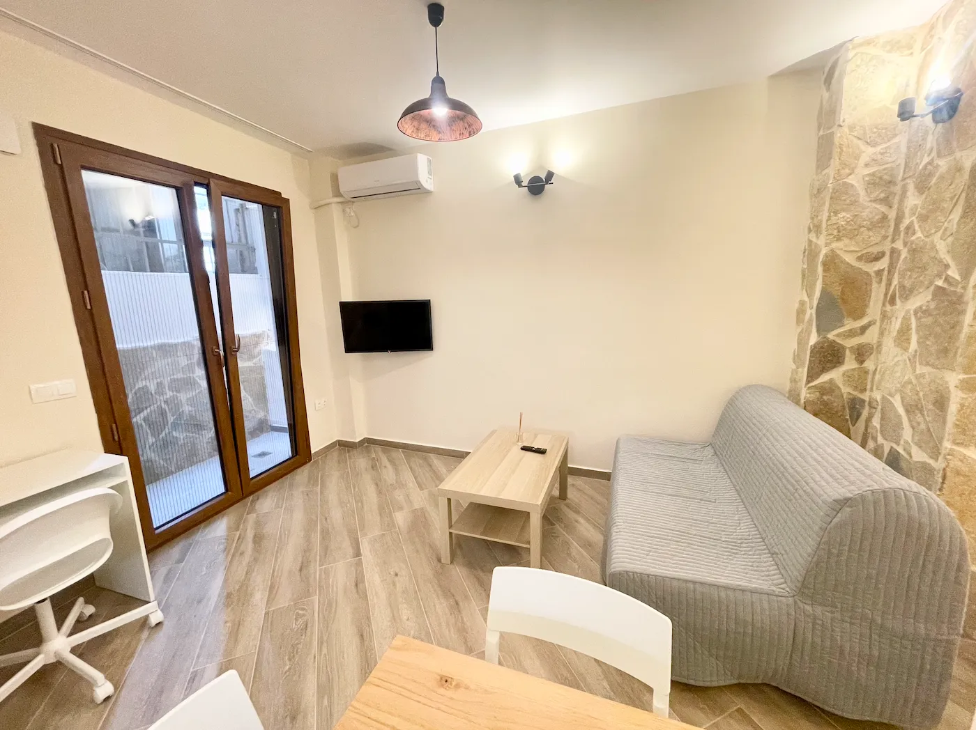 Stylish & Spacious Studio with private patio — 4