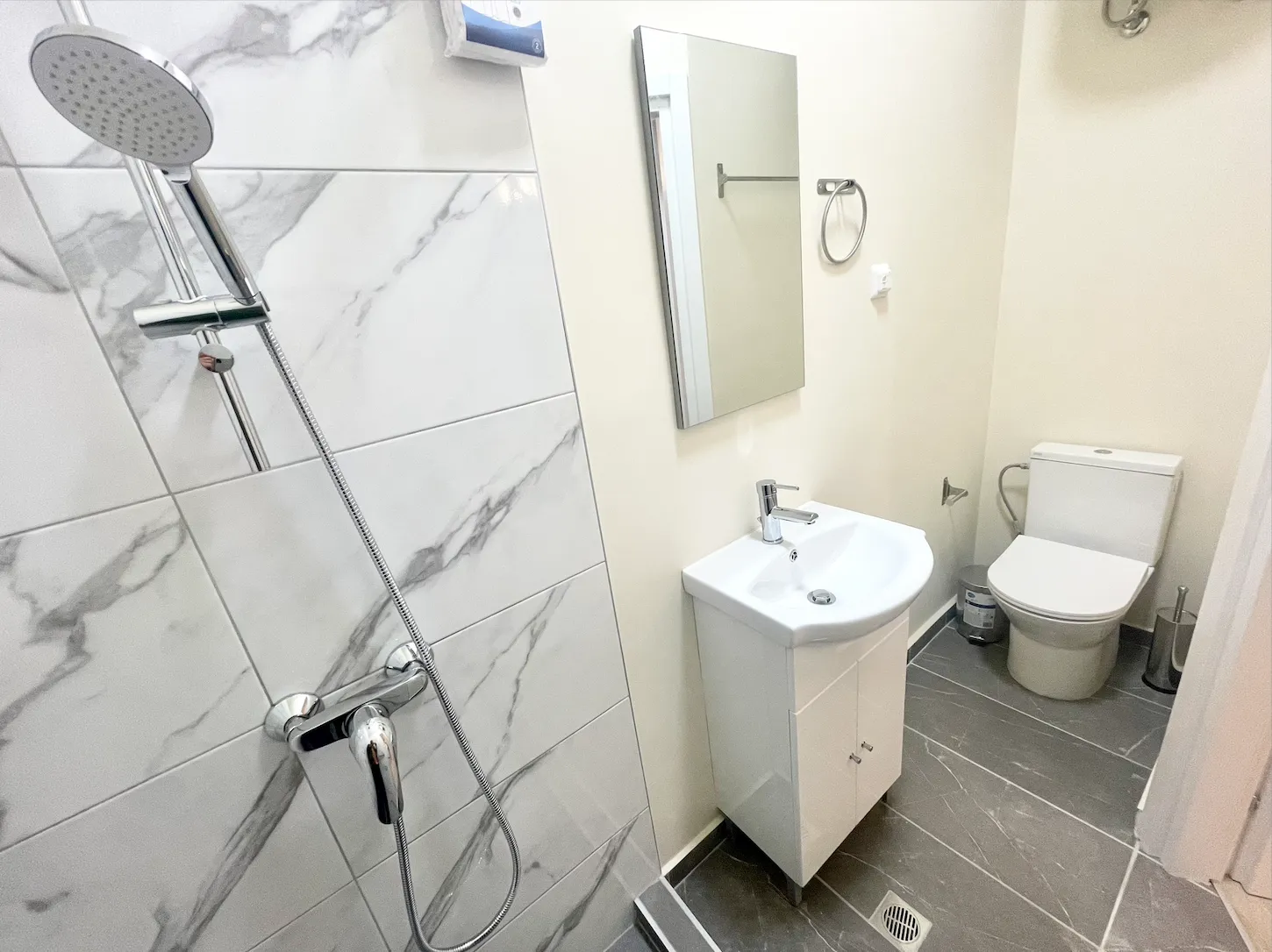 2-BD Spacious Apartment with Garden Access — 9