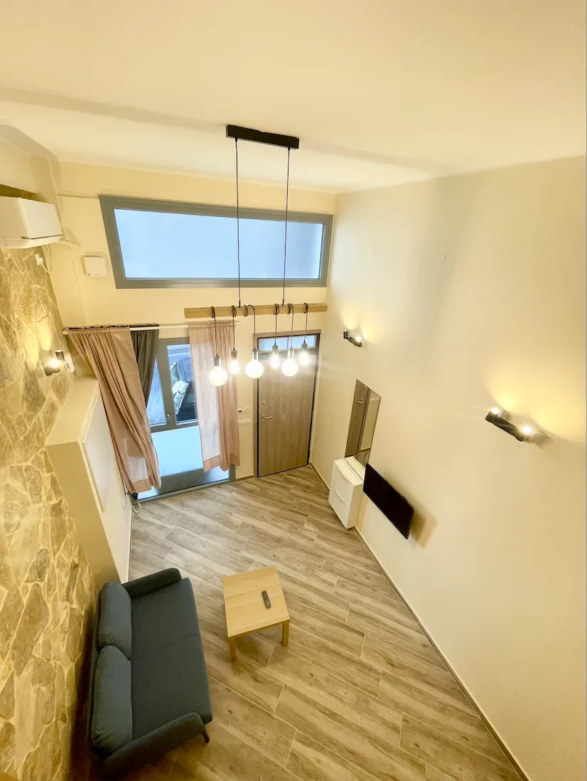 Unique Designer Built Large Loft Studio — 7