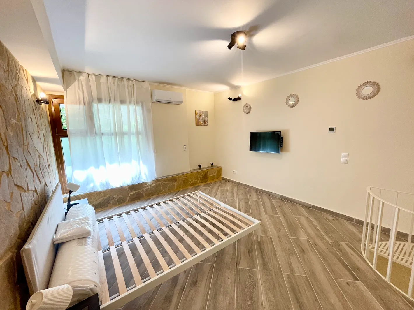Spacious Bedroom Loft Apartment — 4