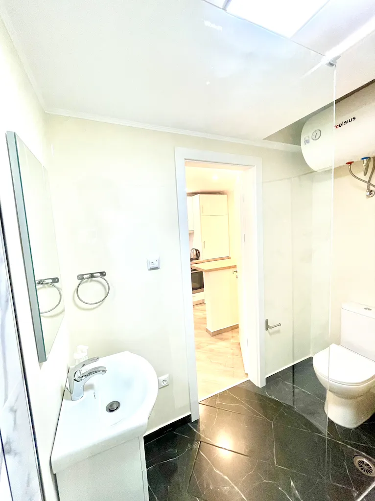 Bright Large Studio with Private Garden Access — 2