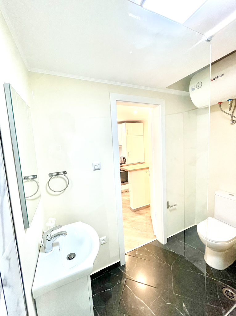 Bright Large Studio with Private Garden Access — 2