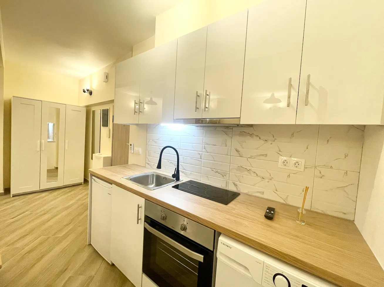 Stylish & Spacious Studio with private patio — 3
