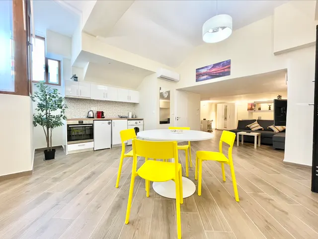 Huge Luxury Studio with smart-spacing
