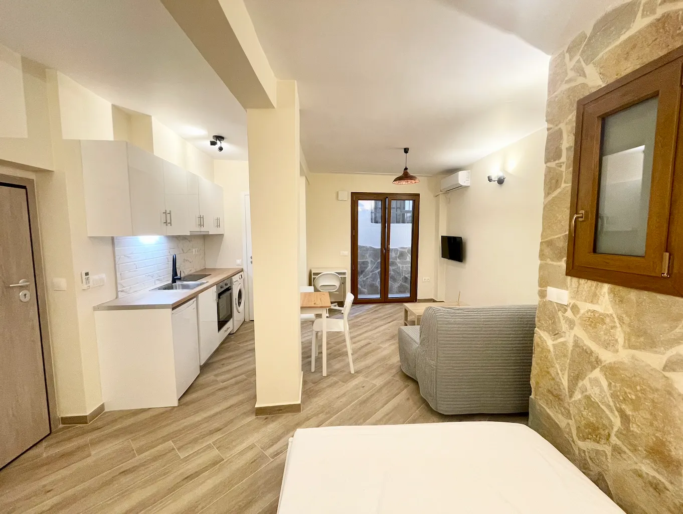 Stylish & Spacious Studio with private patio — 6