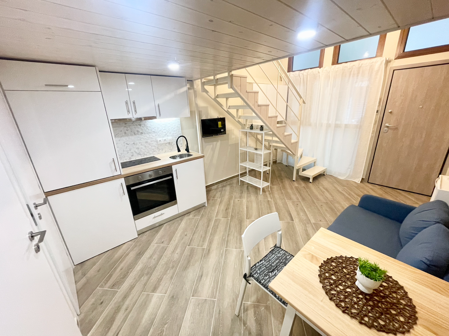 Spacious Split Level Apartment — 2