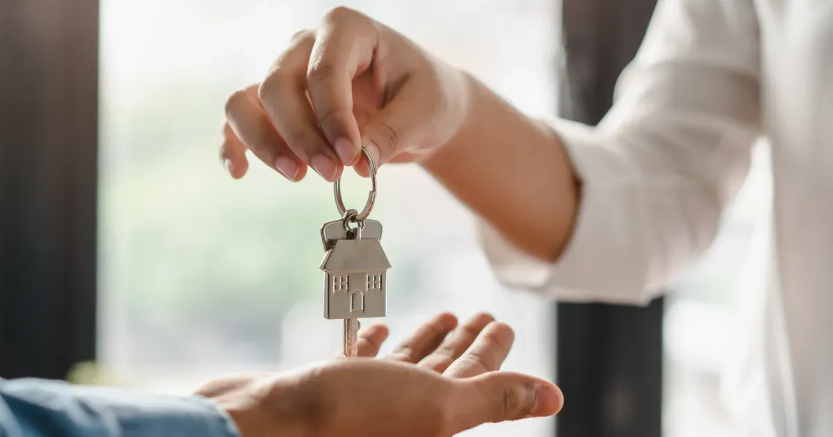 A landlord and prospective tenant meeting to view an Athens flat.