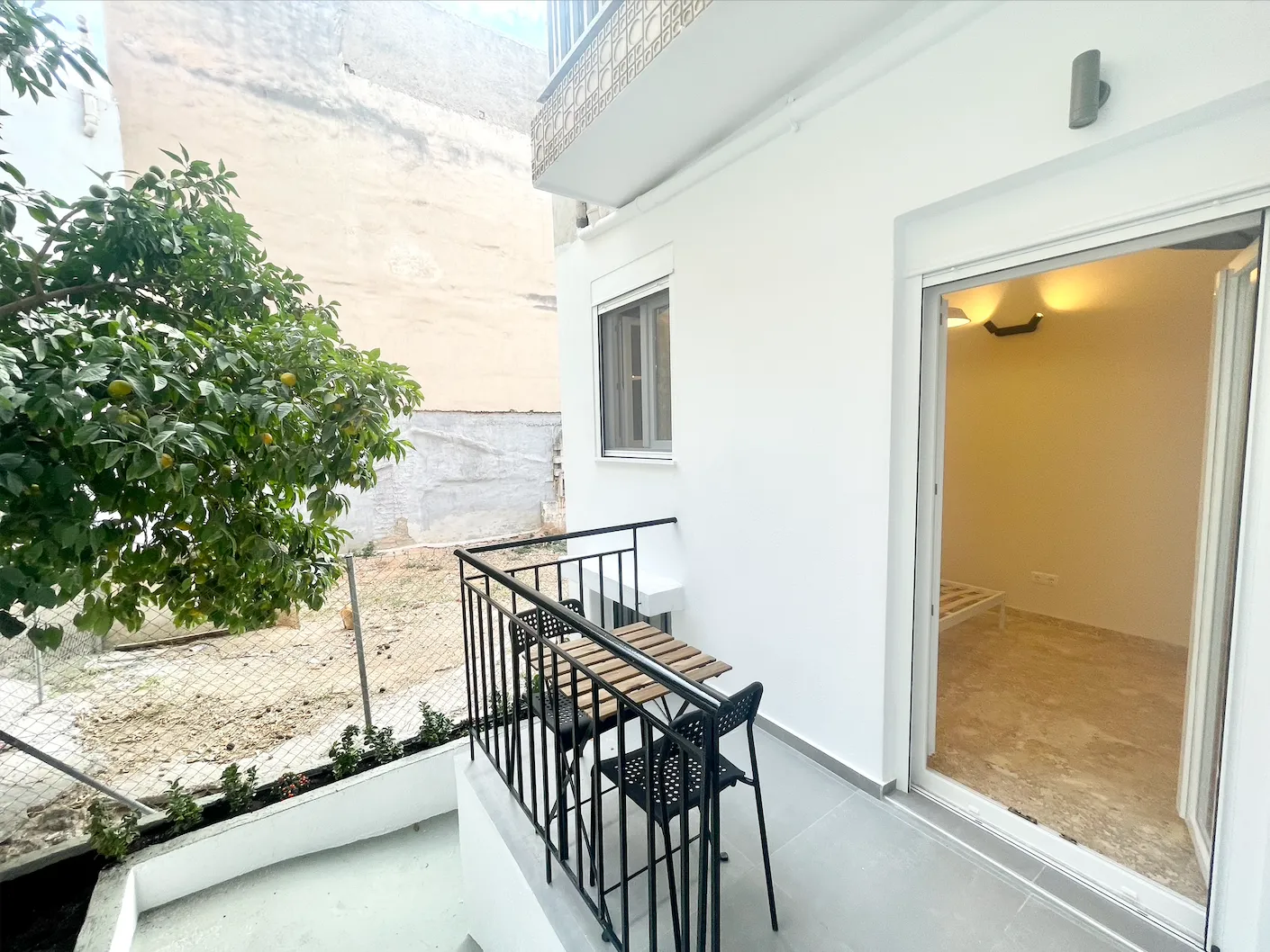 2-BD Spacious Apartment with Garden Access — 10