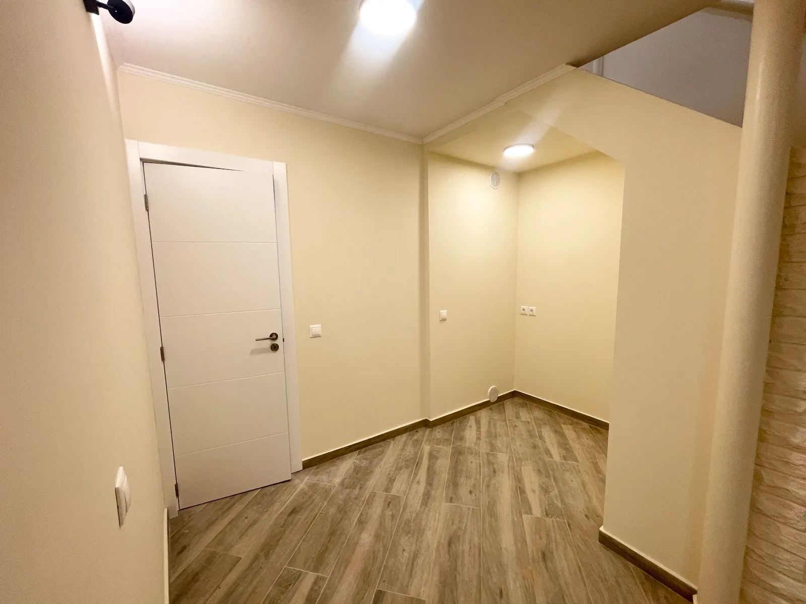 2 Bedroom Split-Level Apartment — 16