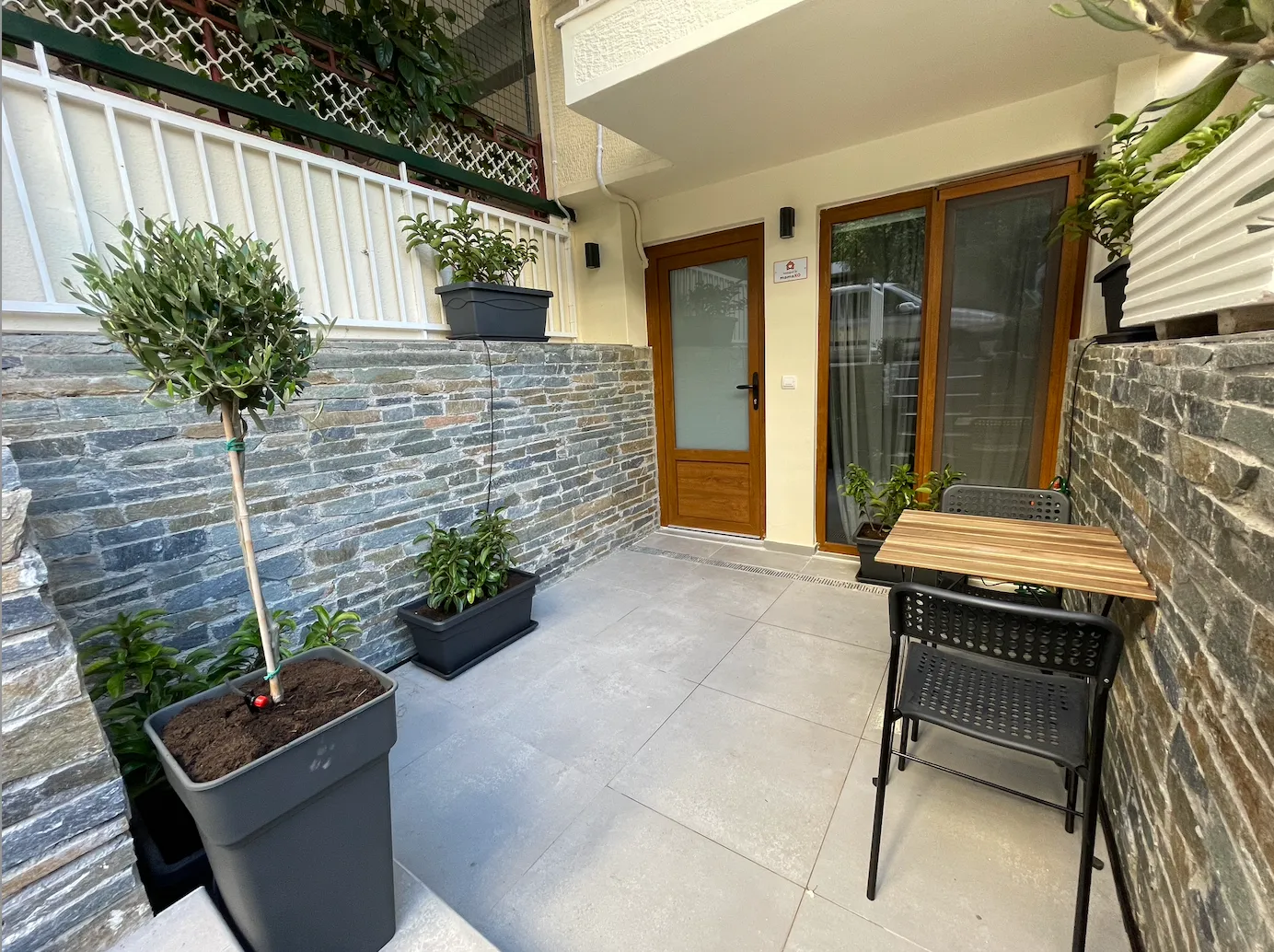 Luxury Design with immaculate front Garden — 2