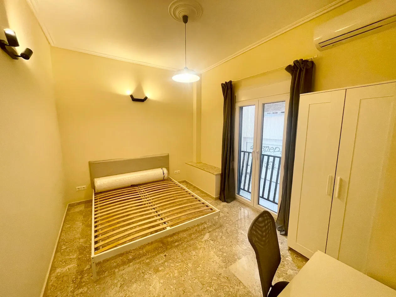2-BD Spacious Apartment with Garden Access — 6