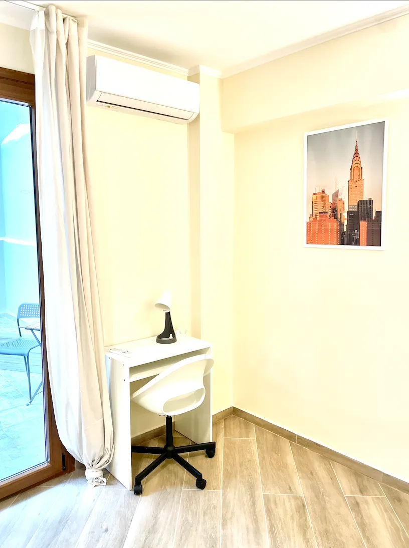 Bright Large Studio with Private Garden Access — 9