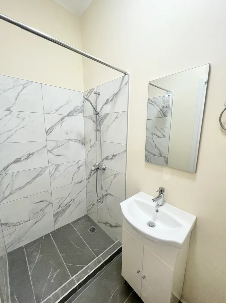 2-BD Spacious Apartment with Garden Access — 8